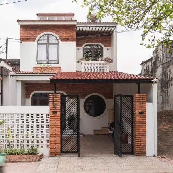 Material Alami & Finishing Modern di Rumah Sederhana tapi Mewah di Desa